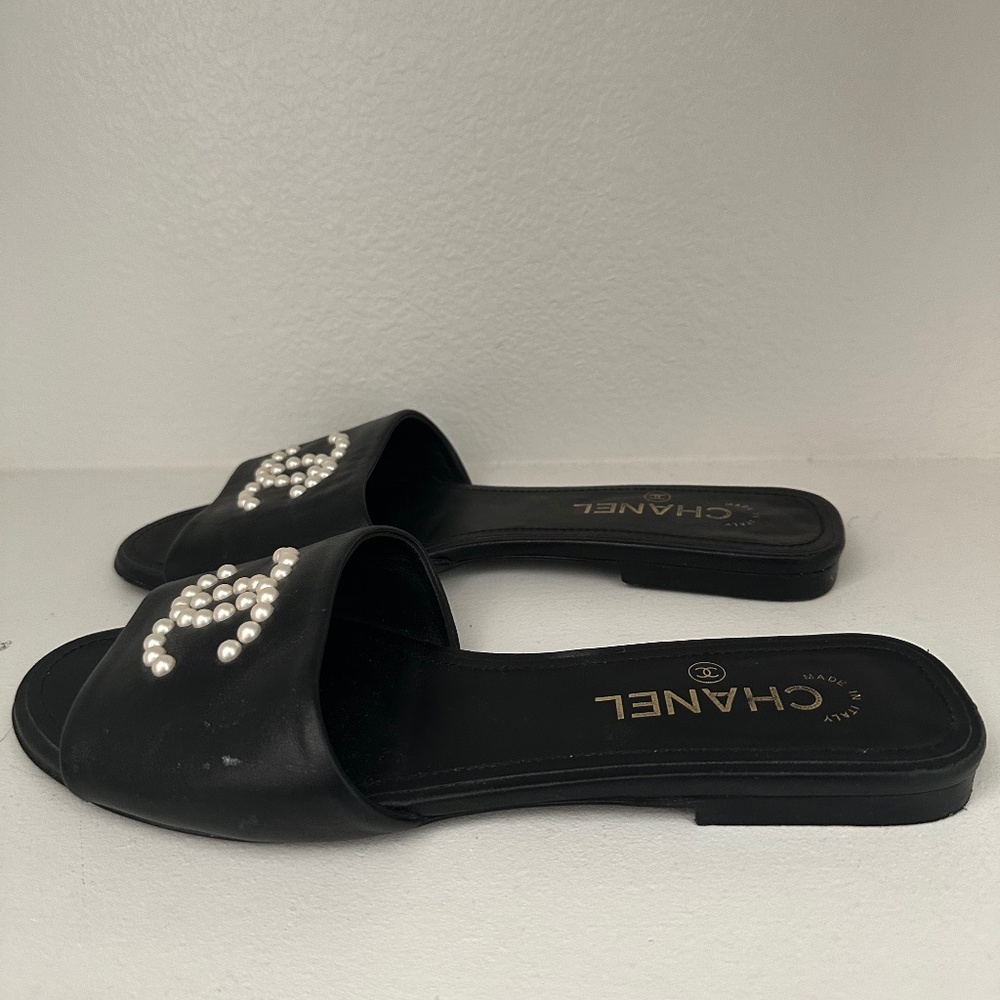 Pearl Chanel logo slides